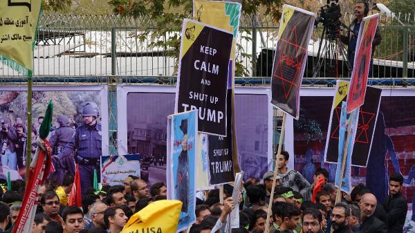 İran'da ABD bayrağı yakıldı