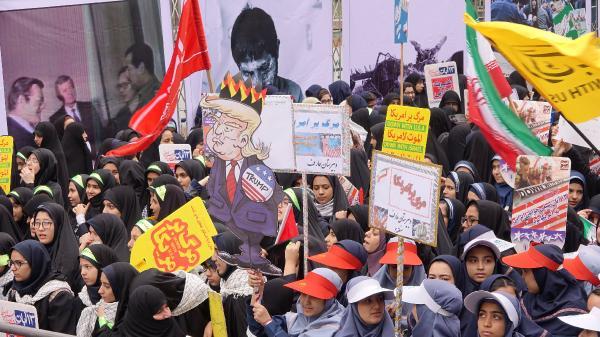 İran'da ABD bayrağı yakıldı