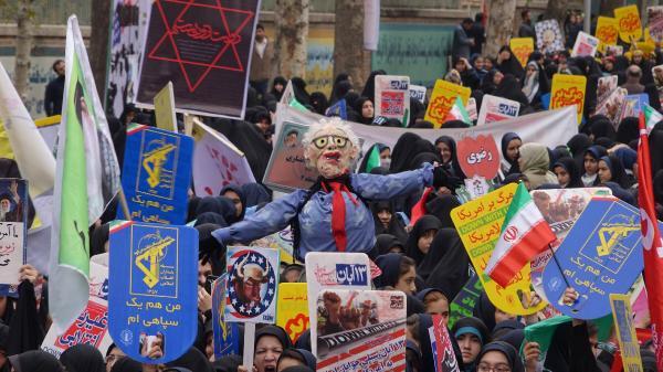 İran'da ABD bayrağı yakıldı