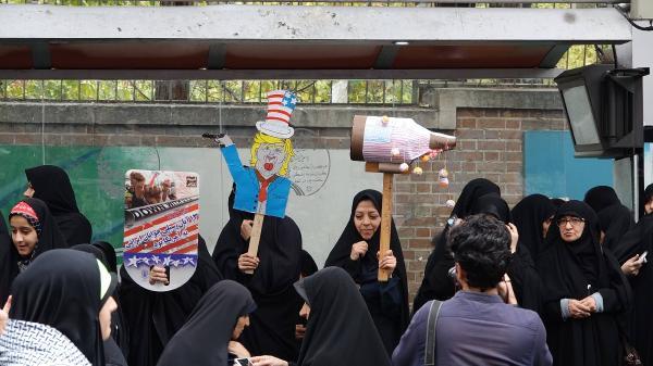 İran'da ABD bayrağı yakıldı