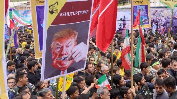 İran'da ABD bayrağı yakıldı