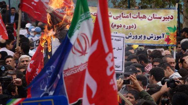 İran'da ABD bayrağı yakıldı