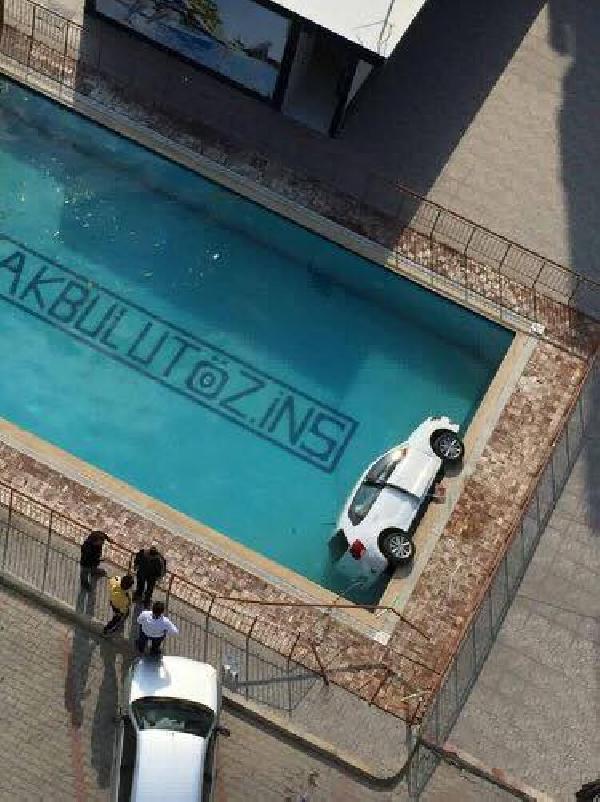 Otomobil site havuzuna uçtu