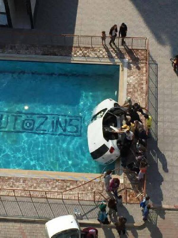 Otomobil site havuzuna uçtu