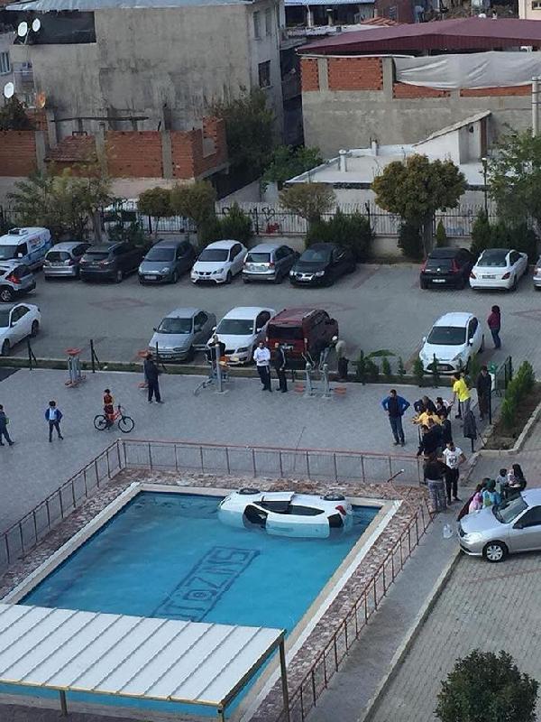 Otomobil site havuzuna uçtu