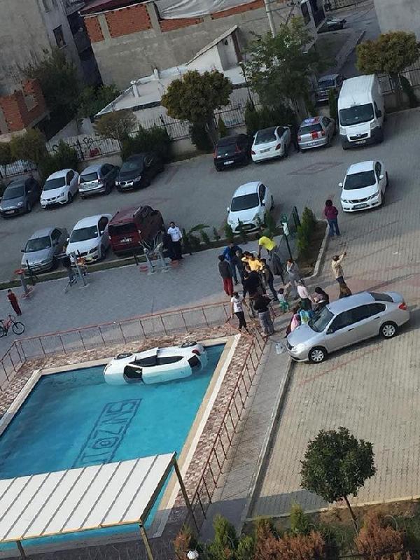 Otomobil site havuzuna uçtu