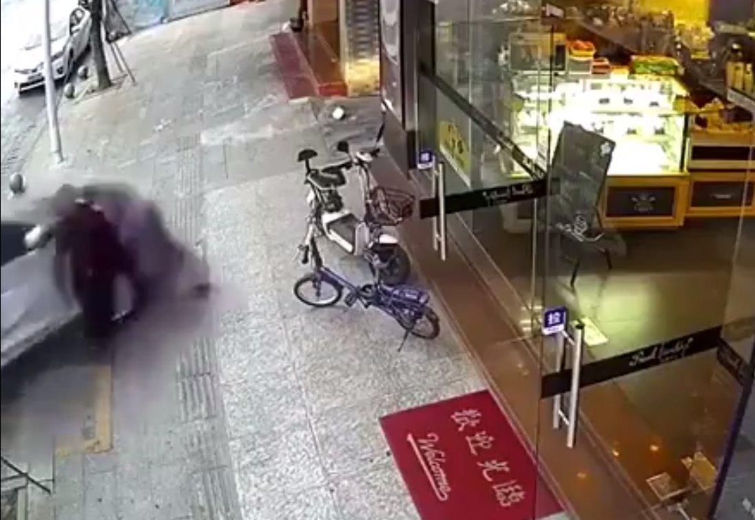 Kontrolünü kaybettiği arabasıyla iki kadını ezdi