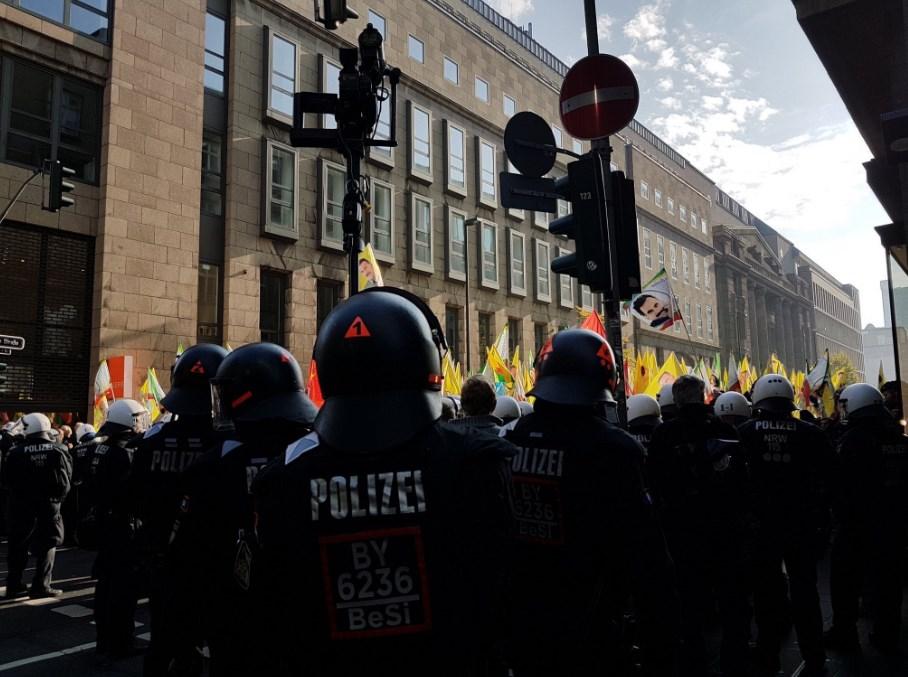 Alman esnaflar PKK'lılara tepki gösterdi