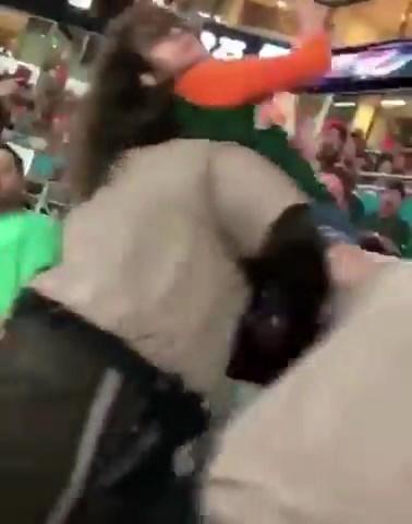 ABD polisi sarhoş taraftarı yumrukladı