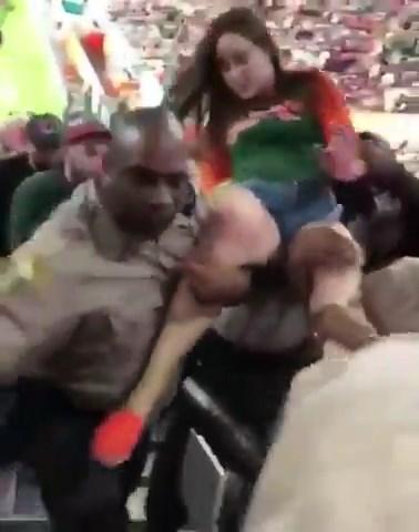 ABD polisi sarhoş taraftarı yumrukladı