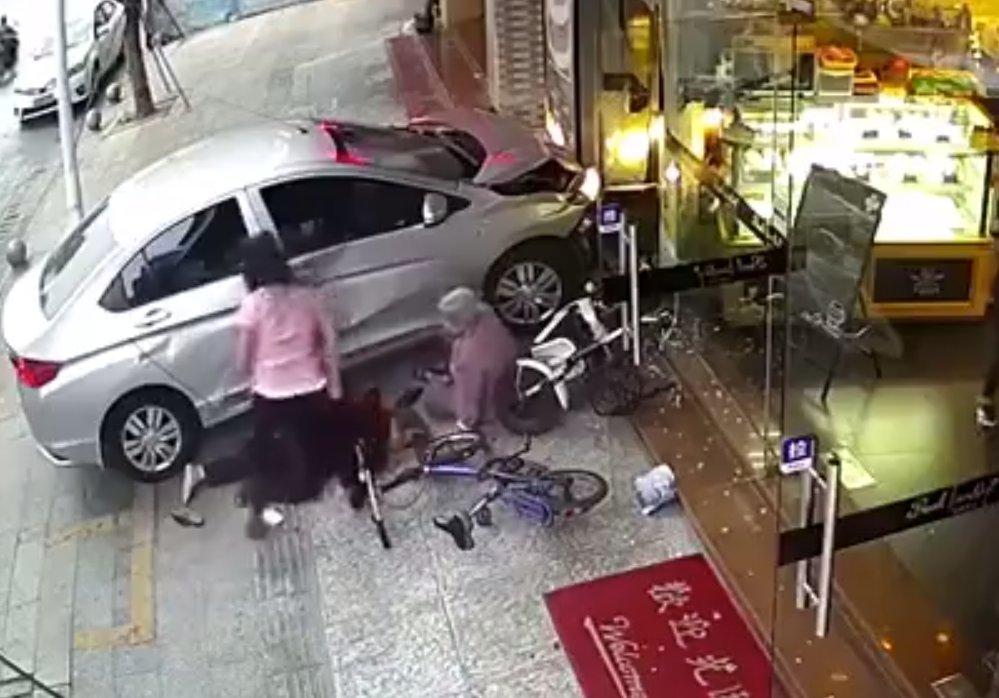 Kontrolünü kaybettiği arabasıyla iki kadını ezdi