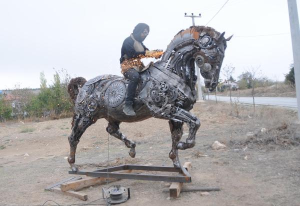 Üniversiteli Cem, hurdalardan heykel yapıyor