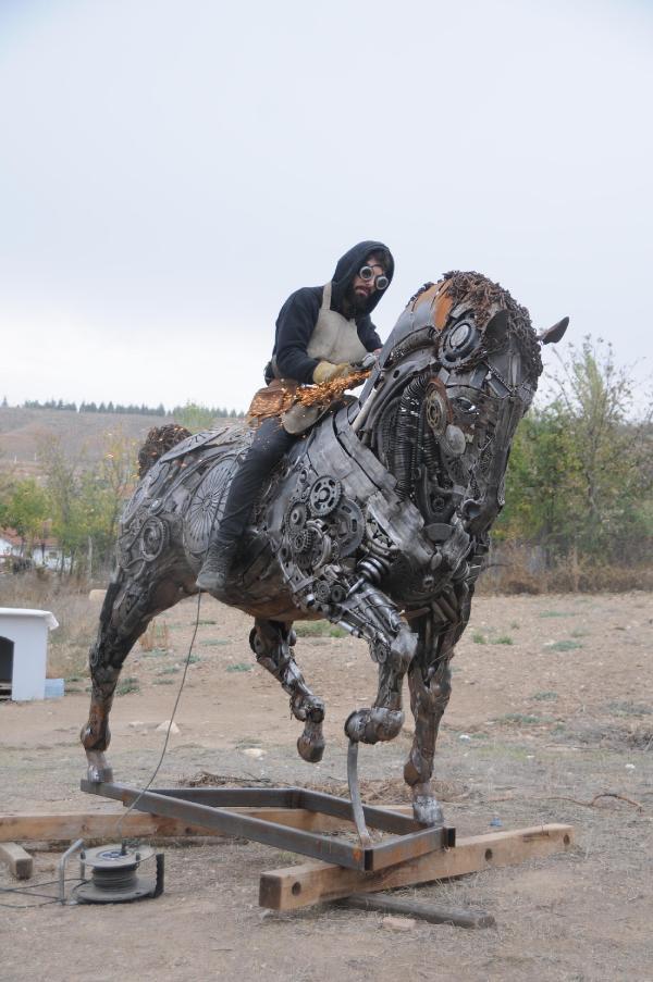 Üniversiteli Cem, hurdalardan heykel yapıyor