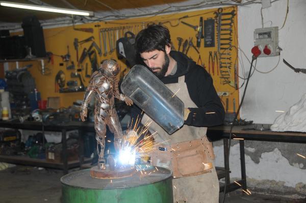 Üniversiteli Cem, hurdalardan heykel yapıyor