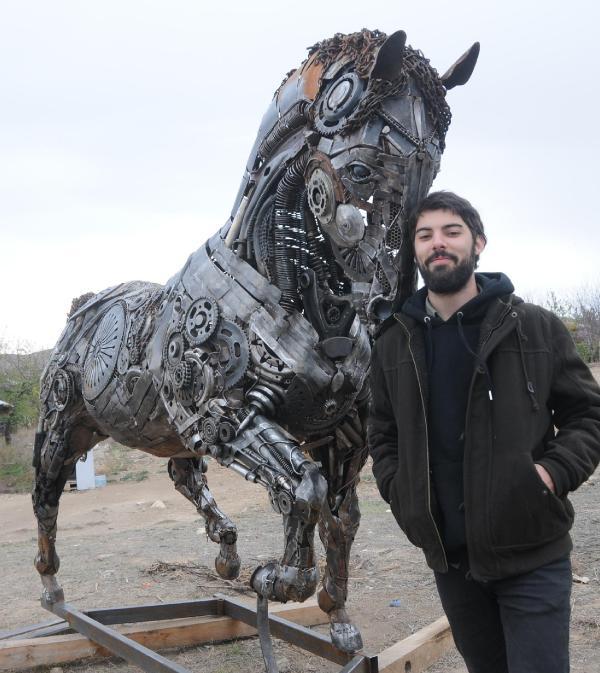 Üniversiteli Cem, hurdalardan heykel yapıyor