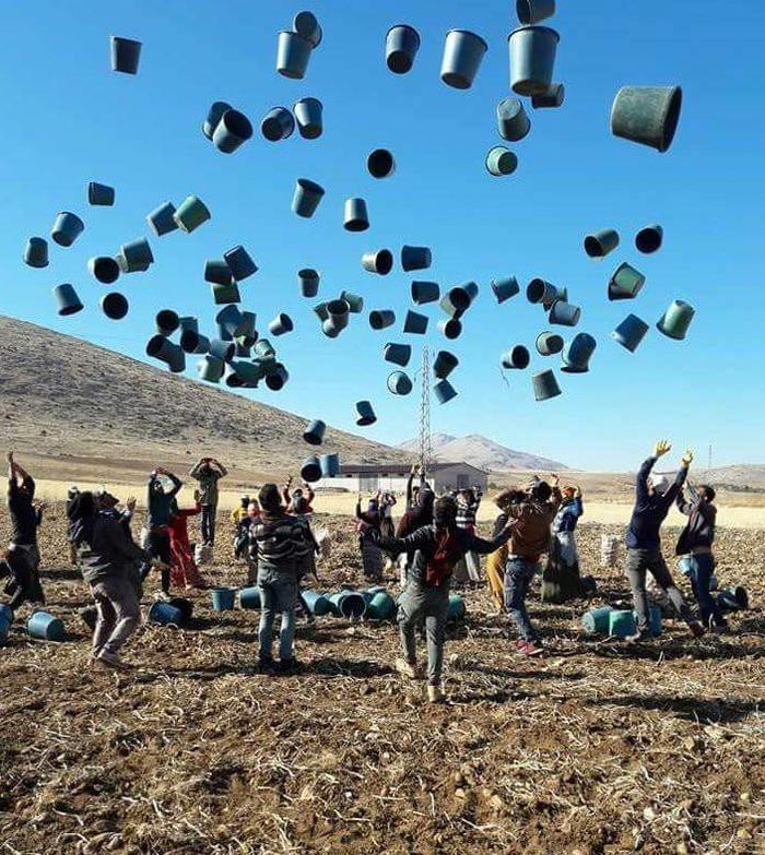 Mevsimlik tarım işçilerinin mutluluk pozu