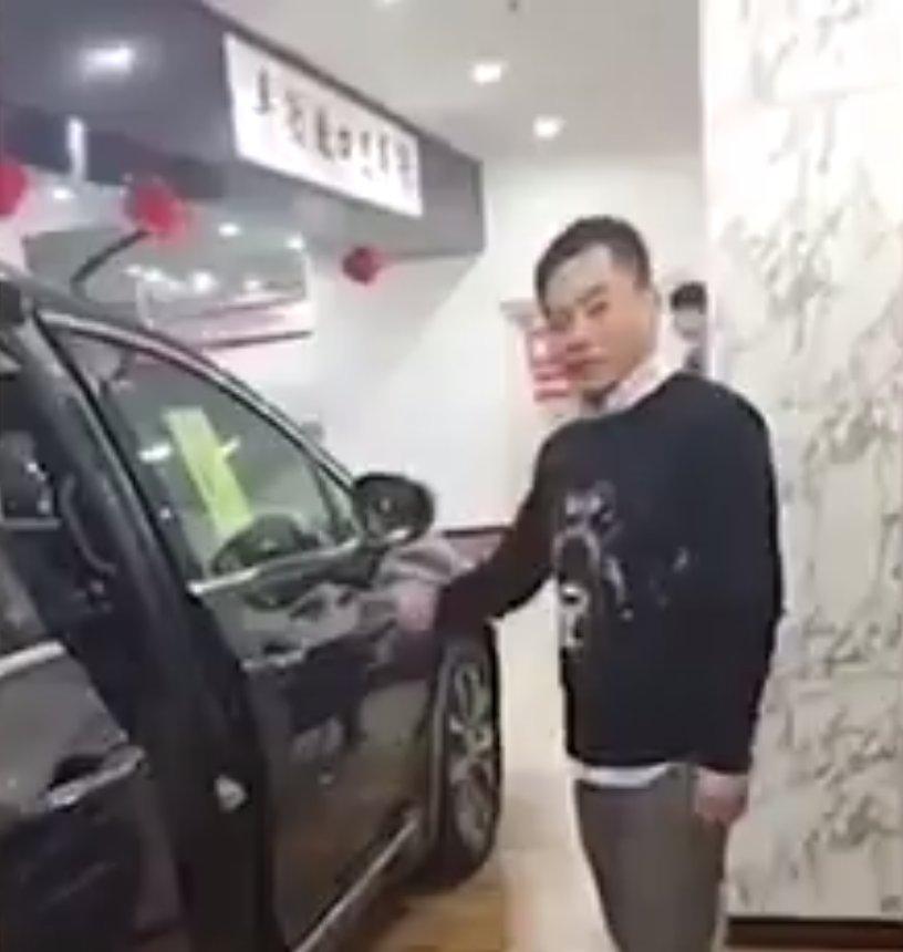 Kafasını kapıya sıkıştırdı