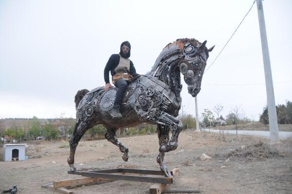 Üniversiteli Cem, hurdalardan heykel yapıyor