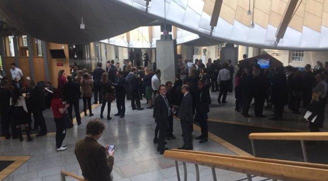 İskoçya Parlamentosu'nda şüpheli paket alarmı