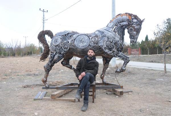 Üniversiteli Cem, hurdalardan heykel yapıyor