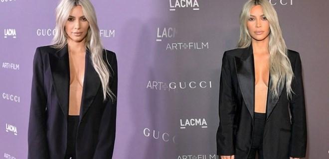 Kim Kardashian takım elbisesiyle galada