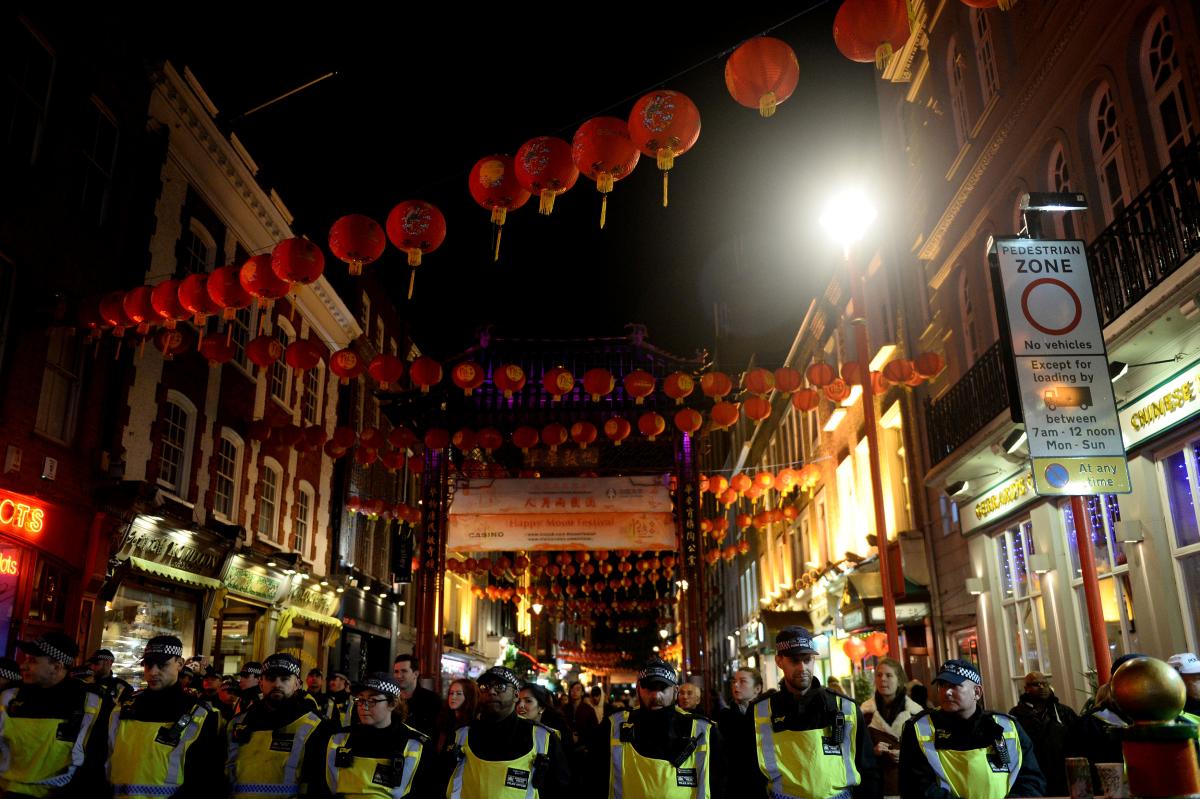 İngiltere'de göstericiler ABD bayrağını yaktı