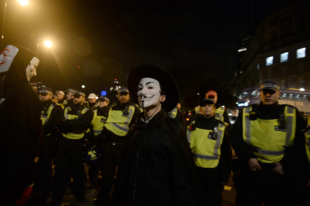 İngiltere'de göstericiler ABD bayrağını yaktı