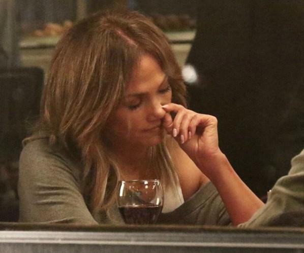 Jennifer Lopez burnunu karıştırırken yakalandı