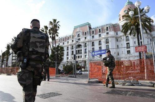 Amsterdam'da meydanlara beton bloklar yerleştirildi