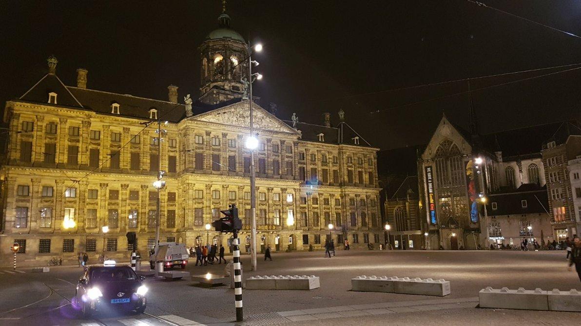 Amsterdam'da meydanlara beton bloklar yerleştirildi