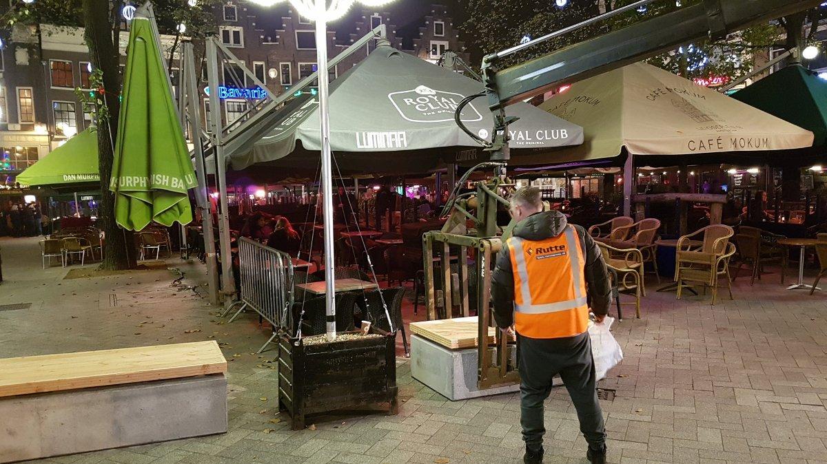 Amsterdam'da meydanlara beton bloklar yerleştirildi