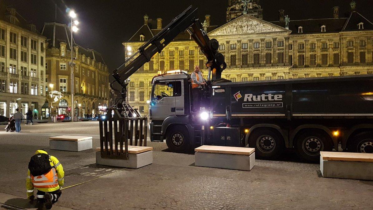 Amsterdam'da meydanlara beton bloklar yerleştirildi