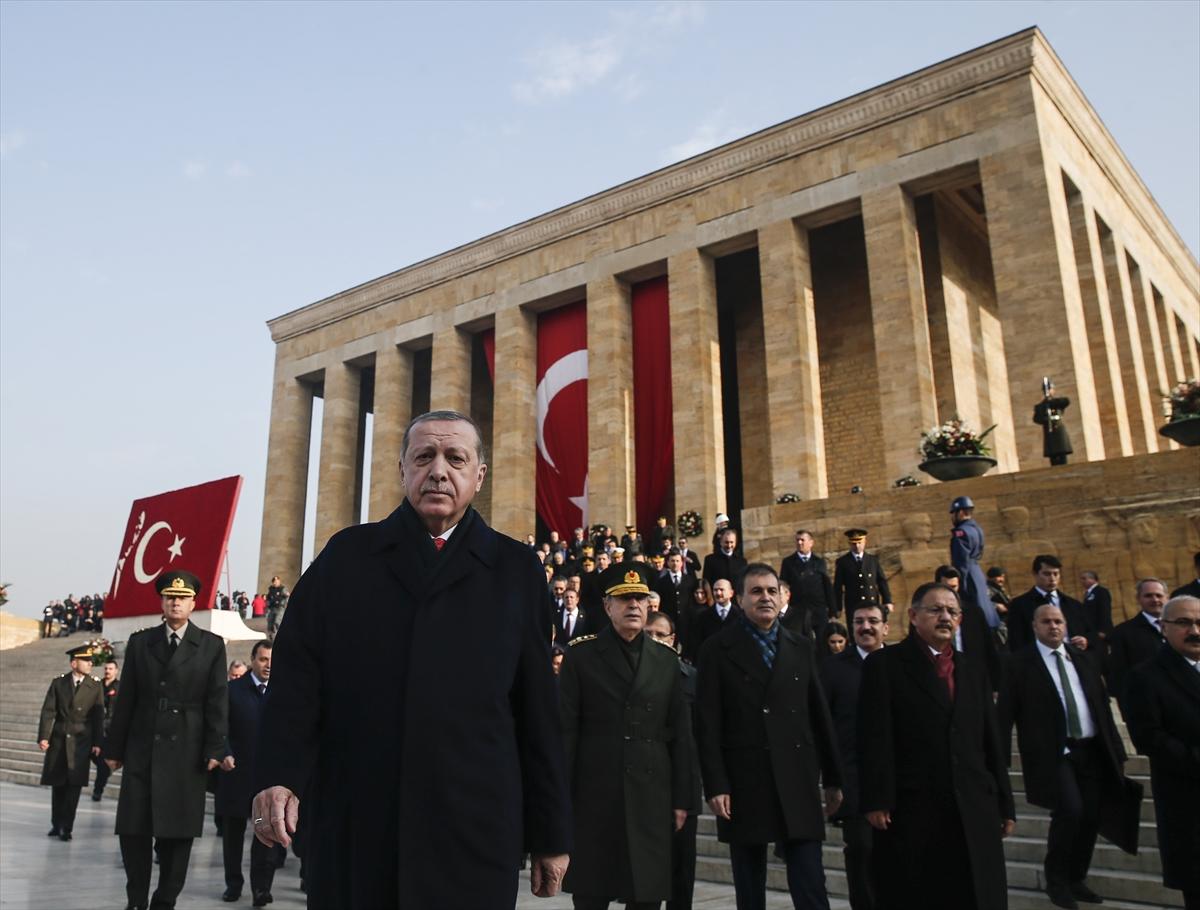 Anıtkabir'de Atatürk'e saygı duruşu