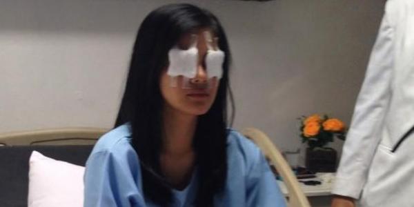 Meslektaşını ince topuklu ayakkabısıyla kör etti