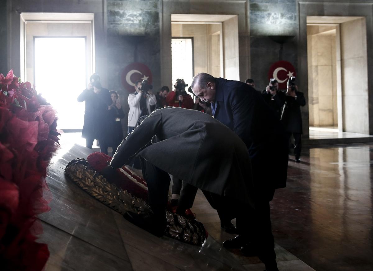 Anıtkabir'de Atatürk'e saygı duruşu