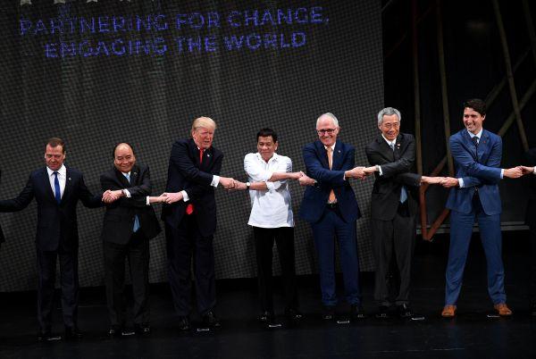 Trump ASEAN'ın selamlaşmasını beceremedi