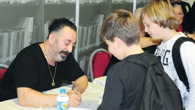 Cem Yılmaz 8 saat imza attı