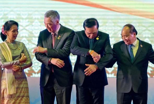 Trump ASEAN'ın selamlaşmasını beceremedi