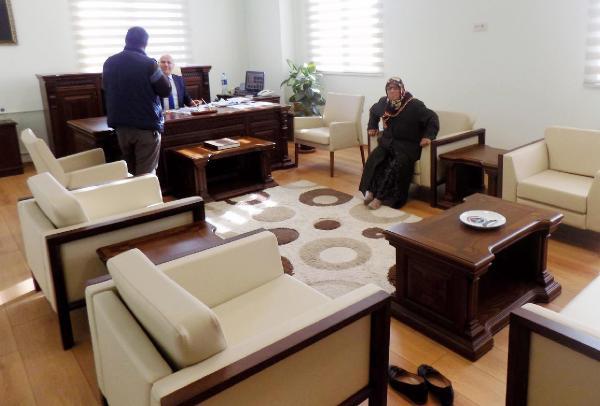 Makam odasına ayakkabılarını çıkarıp giren teyze