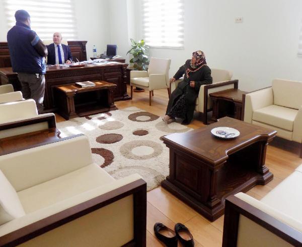 Makam odasına ayakkabılarını çıkarıp giren teyze