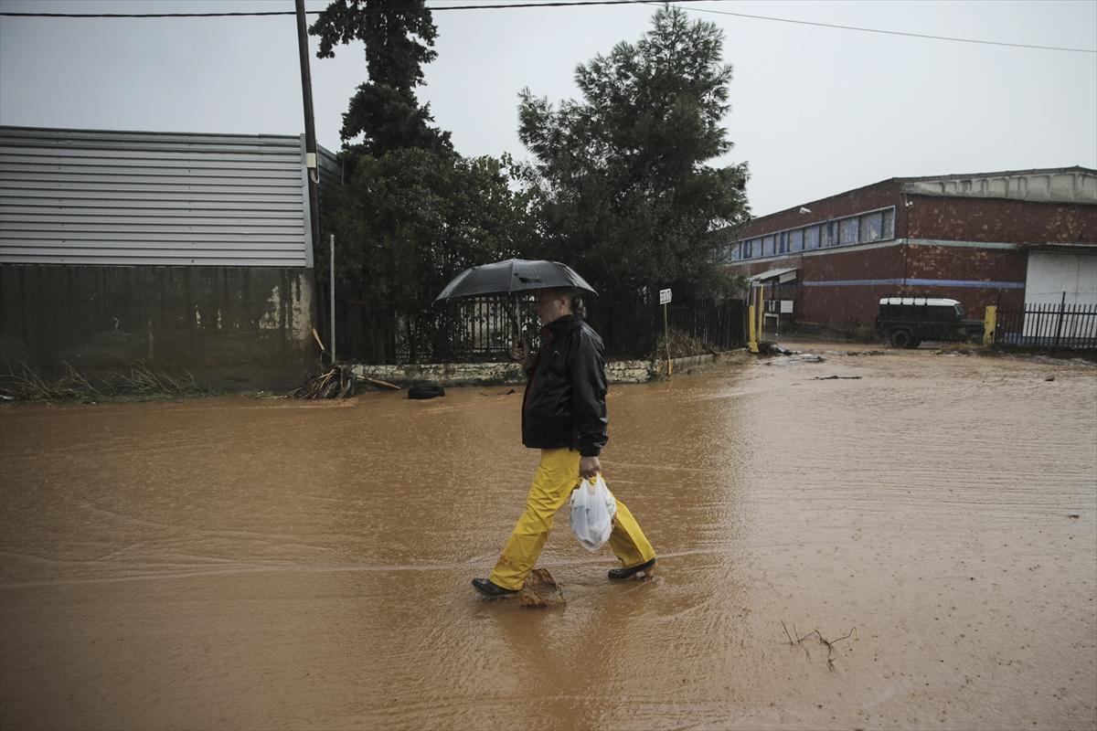 Yunanistan'da sel 11 can aldı