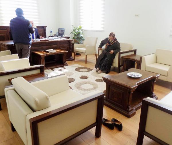 Makam odasına ayakkabılarını çıkarıp giren teyze