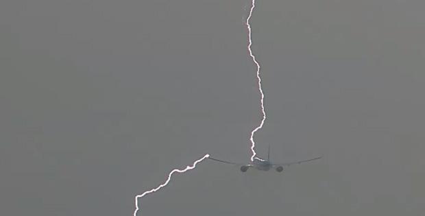 Yağmurda havalanan uçağa yıldırım çarptı