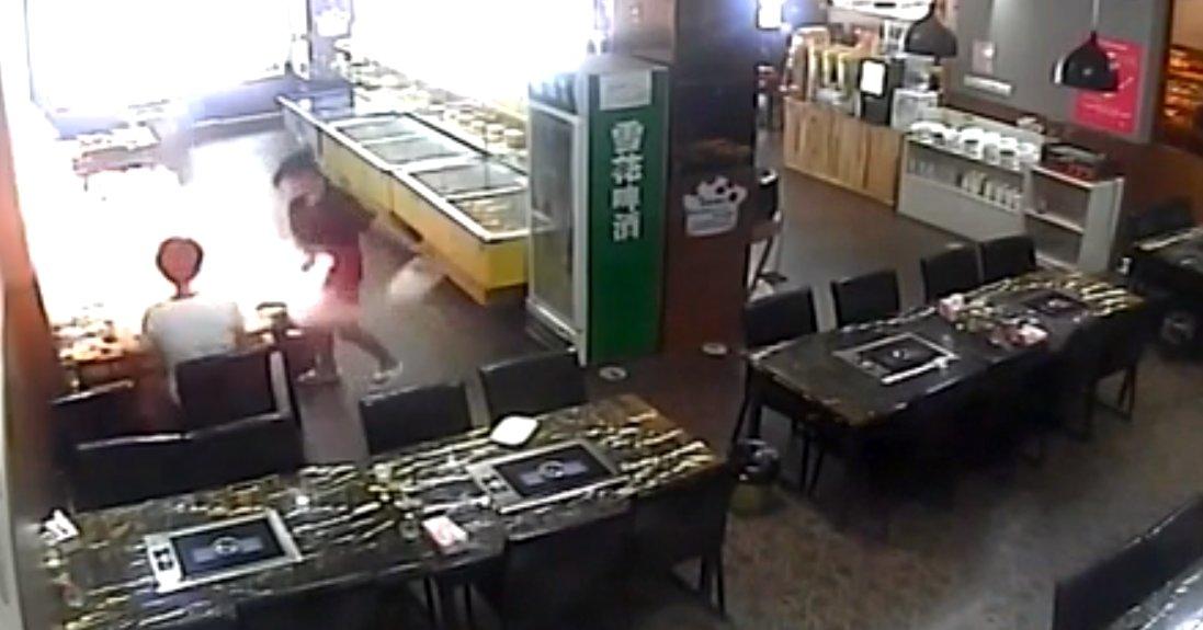 Restoranda alevler içinde kalan kadın