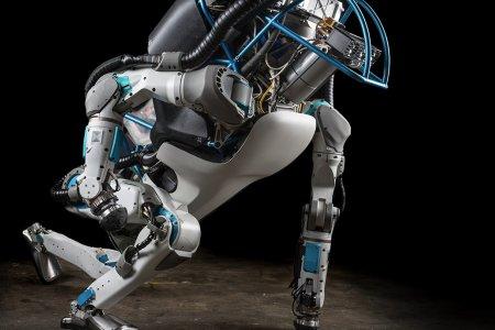 Atlas robota havada ters takla attırdılar İZLE