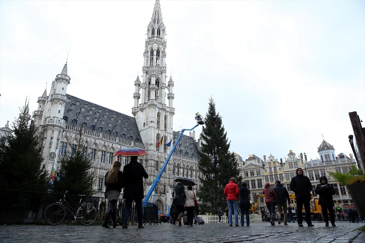 Brüksel'de 22 metrelik Noel ağacı