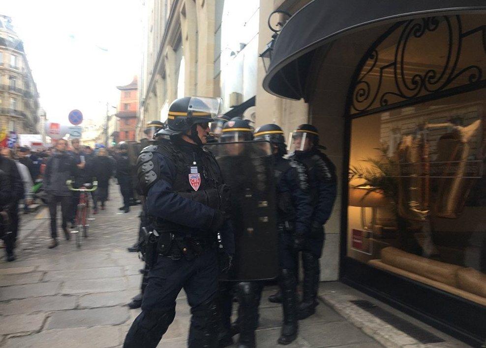 Fransa'da Macron karşıtı yürüyüşte olaylar çıktı