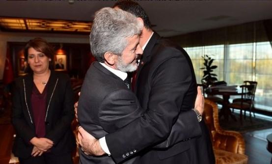 AK Parti ve CHP'li belediye başkanı sarıldı, tepki geldi