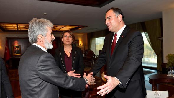 AK Parti ve CHP'li belediye başkanı sarıldı, tepki geldi