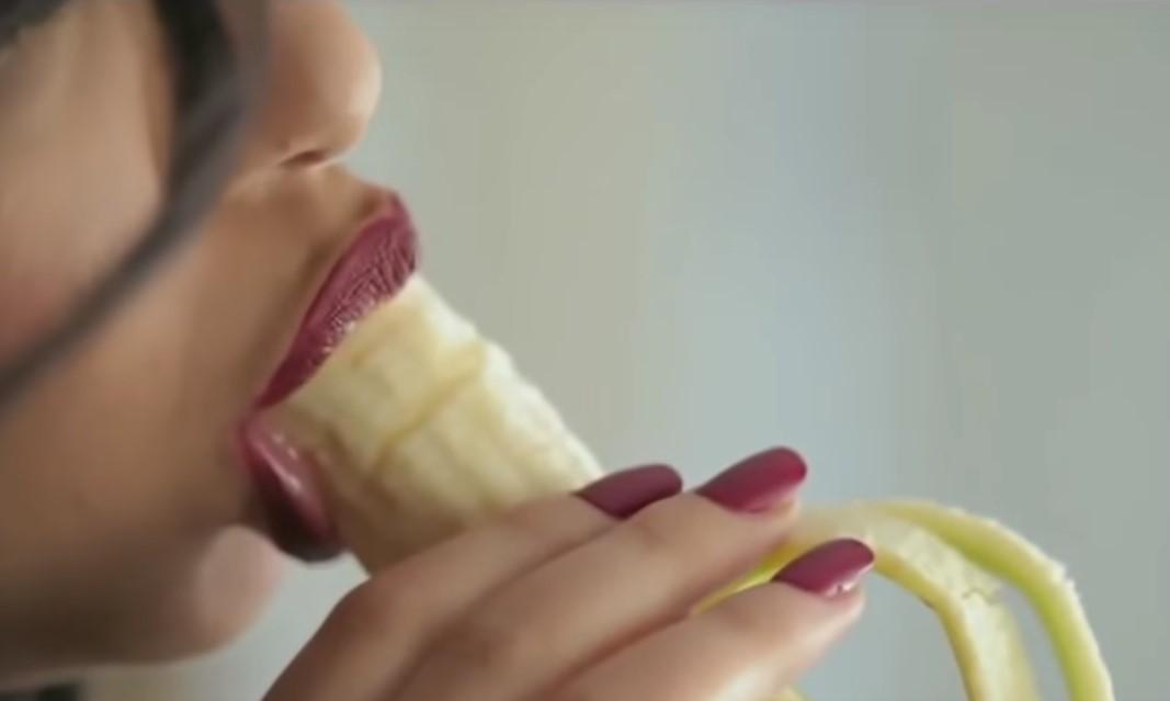 Mısırlı şarkıcıya tutuklama: Muzu 'Aşırı seksi' yedi